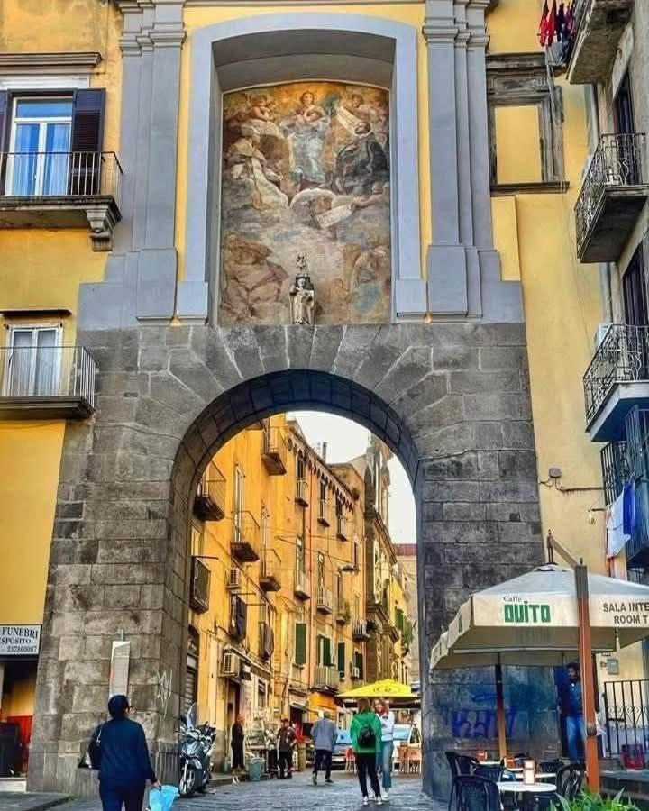 Napoli Centro Storico Un Passo Da San Gennaro Apartment Luaran gambar